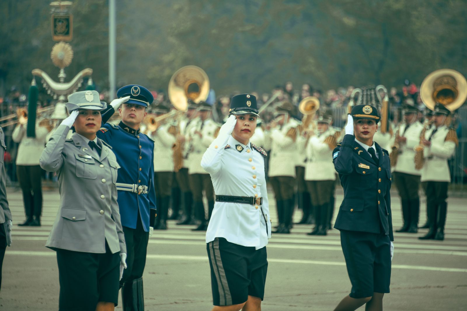 Becaria policial de Honduras participa en desfile para conmemorar el Día de las Glorias del Ejército de Chile